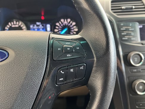 Used 2017 Ford Explorer XLT image 11