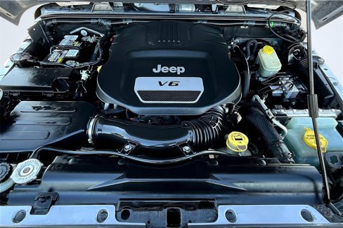 Used 2015 Jeep Wrangler Unlimited Sahara w/ Max Tow Package image 10