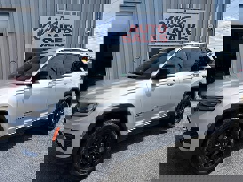 Used 2024 Jeep Grand Cherokee Altitude image 9