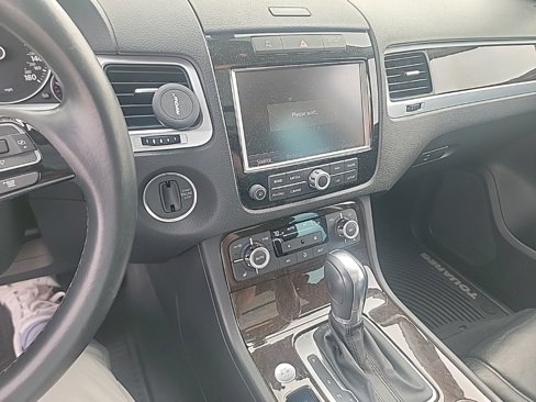 Used 2014 Volkswagen Touareg Executive image 5