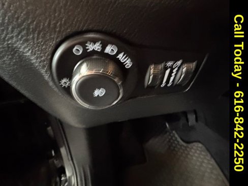 Used 2024 Jeep Compass Latitude w/ Convenience Group image 24