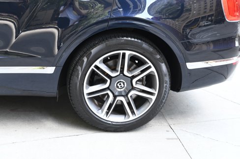 Used 2018 Bentley Bentayga image 22