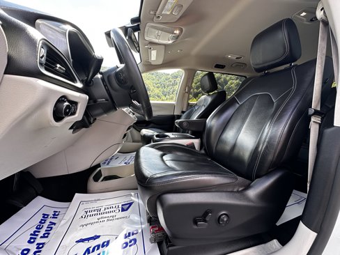 Used 2022 Chrysler Pacifica Touring-L image 7
