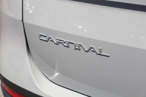 Used 2024 Kia Carnival EX image 11