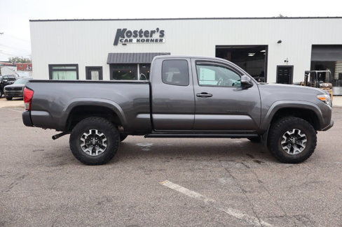 Used 2017 Toyota Tacoma TRD Off-Road image 9
