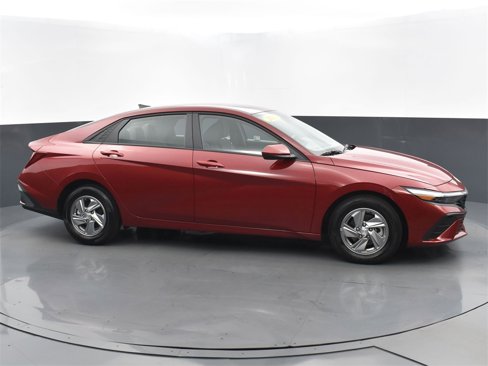 Certified 2025 Hyundai Elantra SE image 2