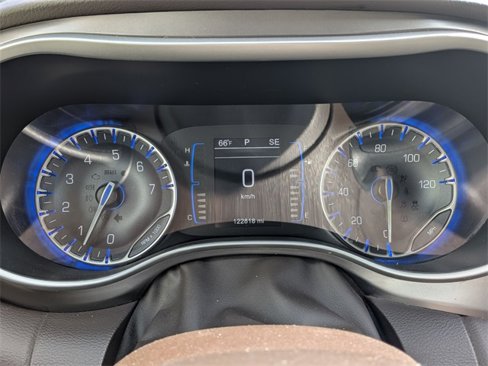 Used 2017 Chrysler Pacifica Touring-L image 12