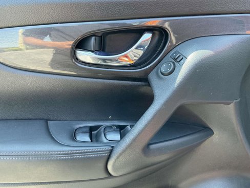 Used 2017 Nissan Rogue S image 11