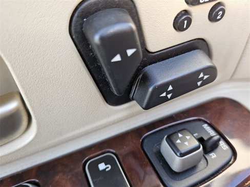Used 2008 Lincoln Town Car Signature Limited image 24