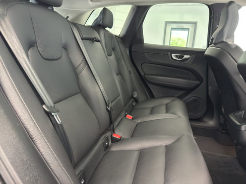 Used 2023 Volvo XC60 B5 Plus image 37