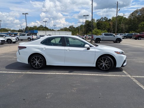 Used 2024 Toyota Camry SE image 6