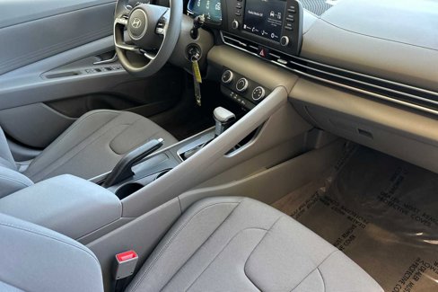 Certified 2025 Hyundai Elantra SE image 19
