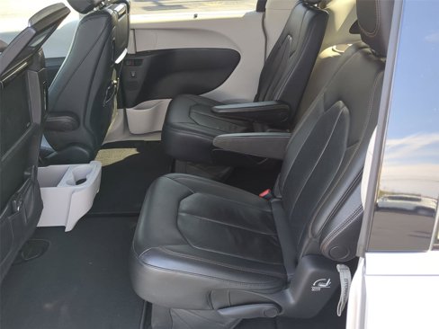 Used 2018 Chrysler Pacifica Touring-L Plus image 14