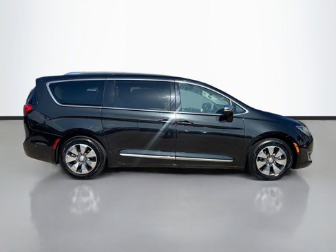 Used 2017 Chrysler Pacifica Platinum image 4