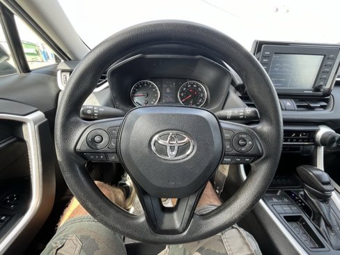 Used 2022 Toyota RAV4 LE image 12