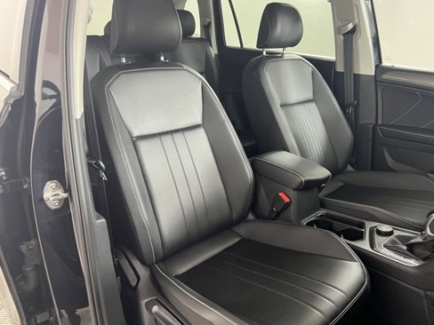 Used 2024 Volkswagen Tiguan SE w/ Panoramic Sunroof Package image 24