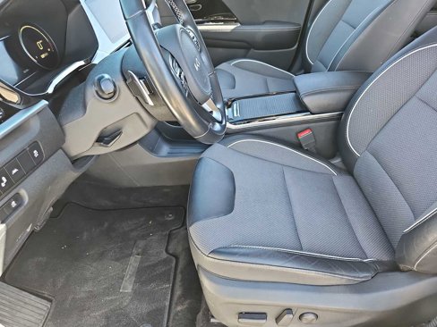 Used 2022 Kia Niro EX image 16