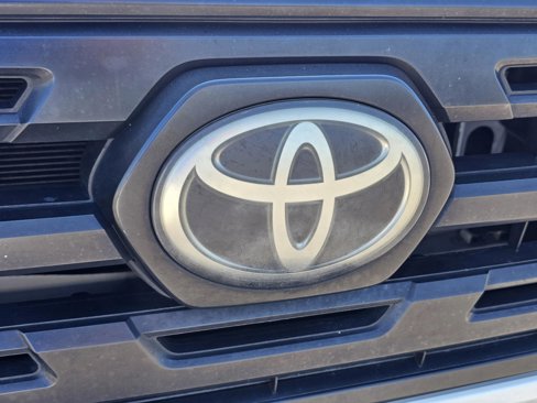 Used 2018 Toyota Tacoma SR image 3