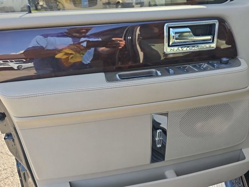 Used 2014 Lincoln Navigator L 4WD image 6