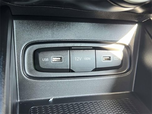 Used 2022 Hyundai Venue Limited image 22