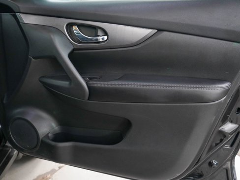 Used 2016 Nissan Rogue SV image 9