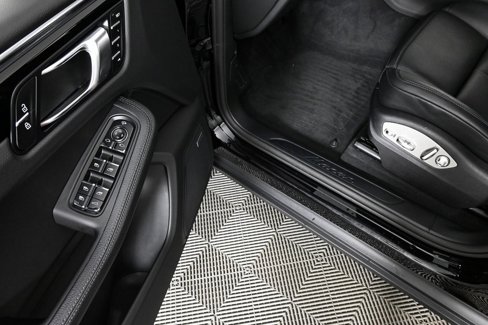 Certified 2025 Porsche Macan image 8