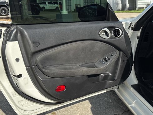 Used 2015 Nissan 370Z Touring image 11