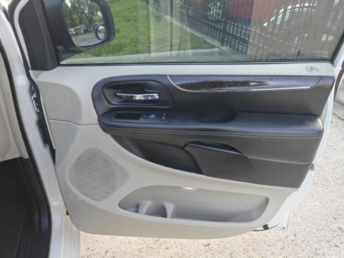 Used 2011 Chrysler Town & Country Touring-L image 26