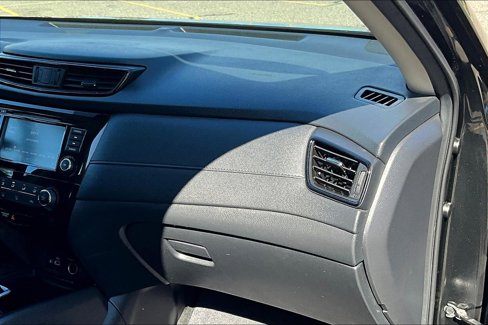 Used 2018 Nissan Rogue S image 16