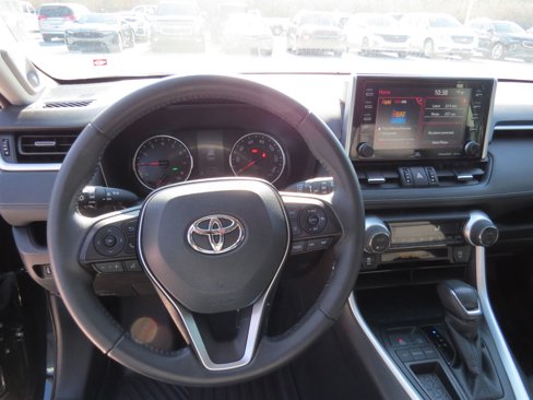 Used 2021 Toyota RAV4 XLE Premium image 18