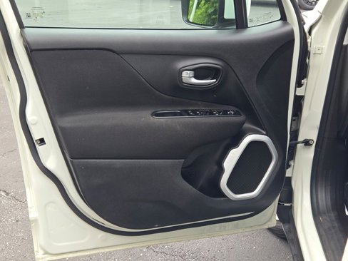 Used 2020 Jeep Renegade Latitude w/ Cold Weather Group image 18