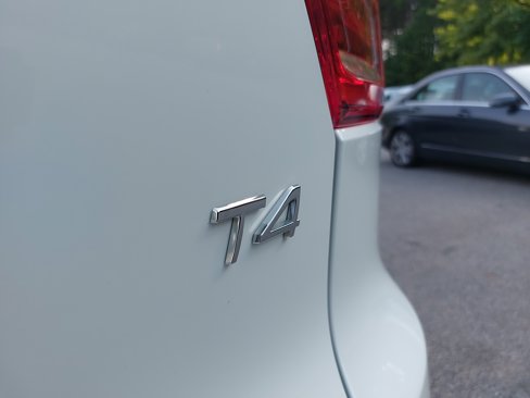 Used 2021 Volvo XC40 T4 R-Design w/ Climate Package image 13