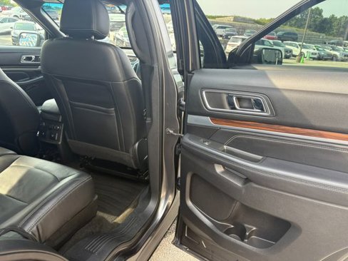 Used 2017 Ford Explorer Limited image 12