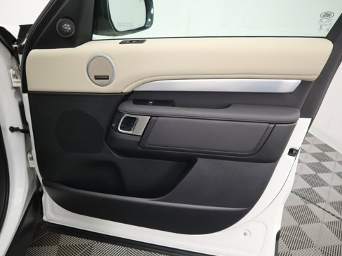 Used 2020 Land Rover Discovery Landmark image 26