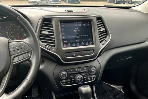 Used 2020 Jeep Cherokee Trailhawk image 9