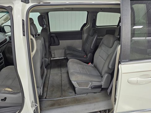 Used 2010 Chrysler Town & Country Touring image 3
