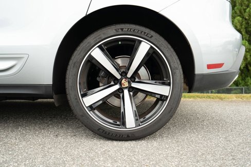 Certified 2024 Porsche Macan image 12