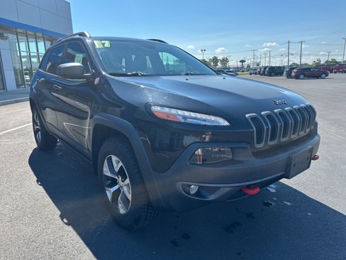 Used 2017 Jeep Cherokee Trailhawk image 3