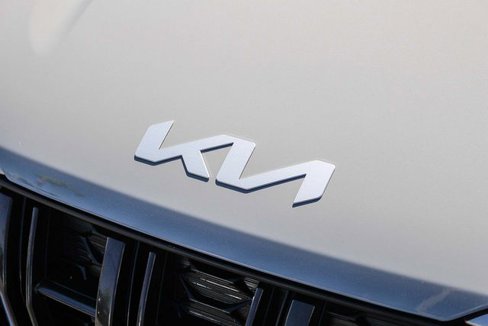 Used 2024 Kia Carnival EX image 5