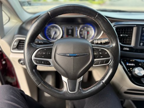 Used 2019 Chrysler Pacifica Touring-L image 6