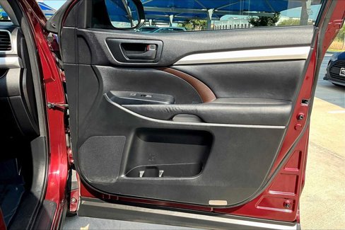 Used 2015 Toyota Highlander LE image 22