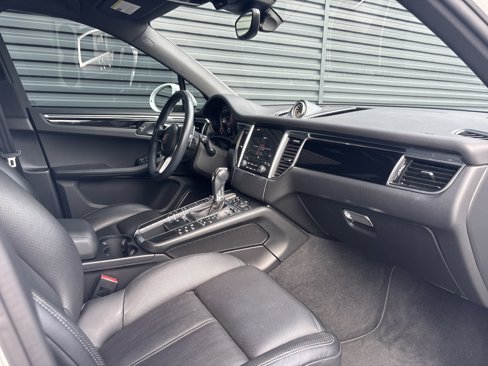 Certified 2018 Porsche Macan image 13