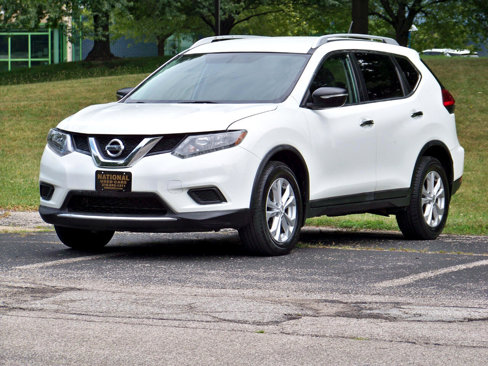 Used 2015 Nissan Rogue SV image 2