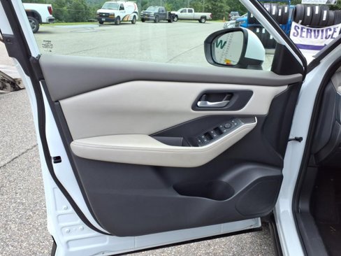 Used 2024 Nissan Rogue SV image 16