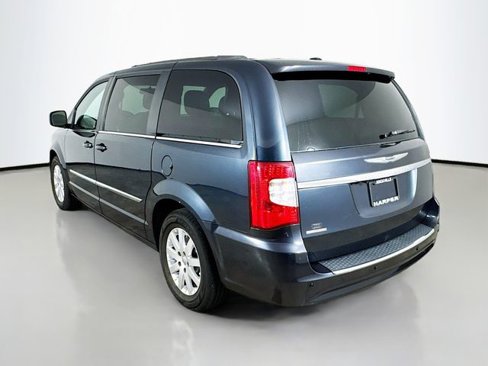 Used 2013 Chrysler Town & Country Touring image 7