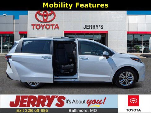 Certified 2024 Toyota Sienna Platinum image 1