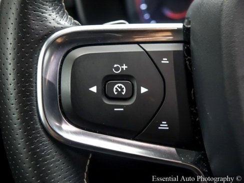 Used 2020 Volvo XC40 T4 R-Design image 19