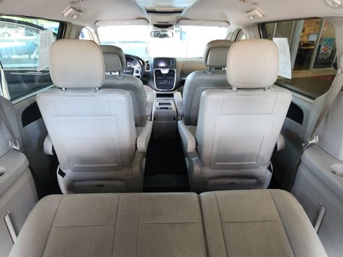 Used 2014 Chrysler Town & Country Touring image 40