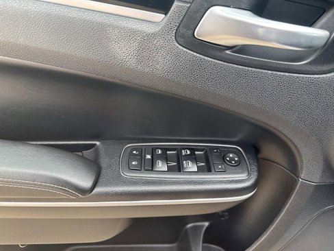Used 2018 Chrysler 300 S w/ 300S Premium Group image 8