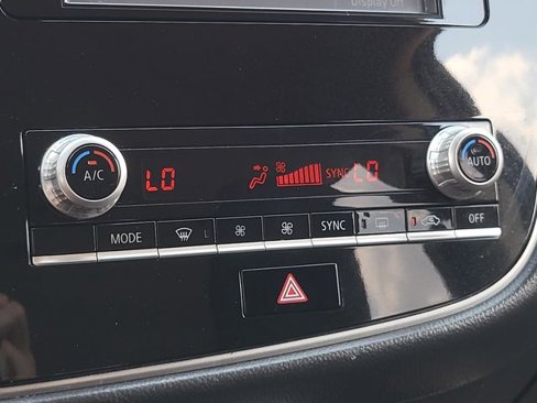 Used 2020 Mitsubishi Outlander SE image 33